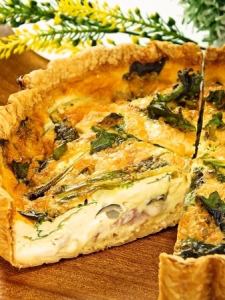 季節野菜とチーズのキッシュ