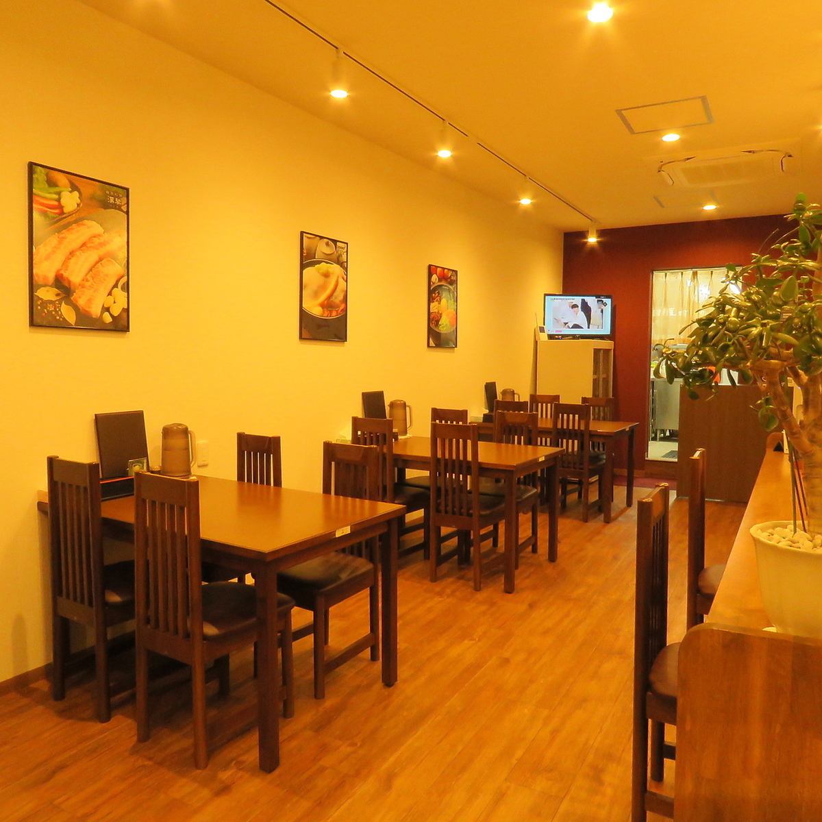 Enjoy Korean food in a calm atmosphere with warm wood grain ♪