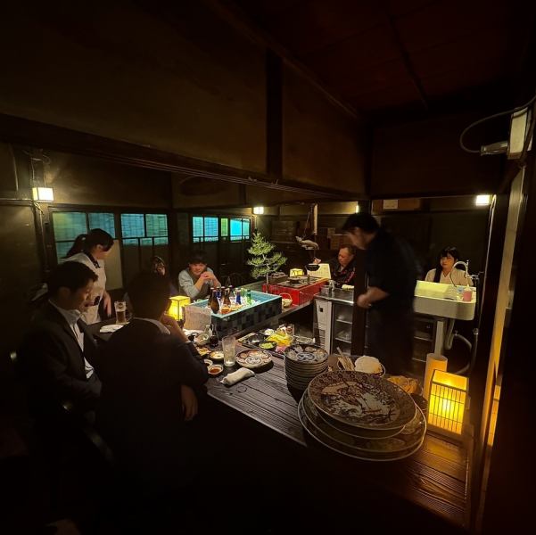 落ち着いた雰囲気のカウンター席は、お一人様はもちろん、お二人様での語らいにも最適です。仕事帰りの一杯や、しっとりとお食事を楽しみたい時に、ぜひご利用ください。