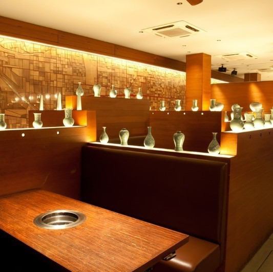 《Horigotatsu 半私人房間》 可容納 4 至 7 人的半私人房間，可用於娛樂和慶祝活動。它的位置比其他座位高出幾步，因此您可以看到整個商店的美景。請一邊欣賞美麗的高麗白瓷器和以京都街景為靈感的室內裝飾等藝術品，一邊度過充實的時光。