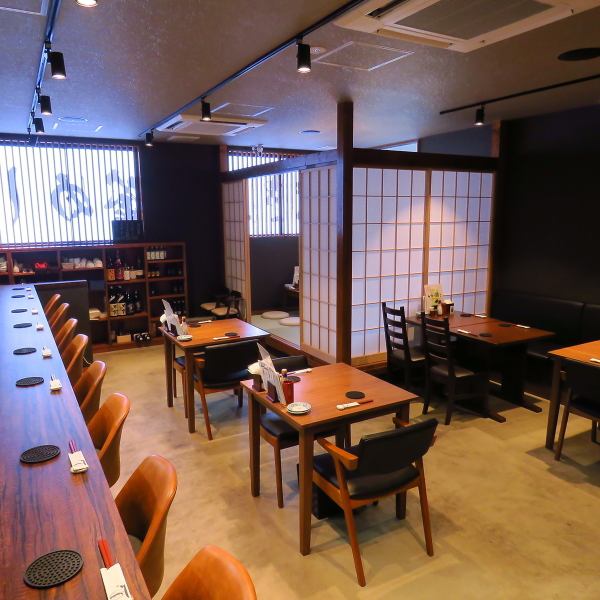 【会社宴会にどうぞ】お仕事の集まりや会社の宴会にぴったりな半個室のお座敷をご用意しています。プライベート感を大切にしたこの空間では、周囲を気にせずに楽しい会話を交わすことができ、懇親会にもおすすめです。大人数でも少人数でも対応可能な柔軟なレイアウトで、特別なビジネスシーンをサポートします。