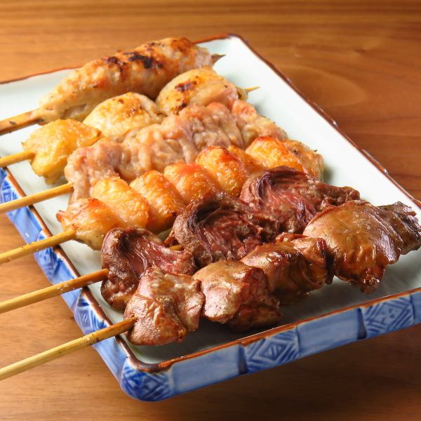 【ジューシーな味わい。会社宴会や家族連れにぴったり】焼き鳥盛り合わせ