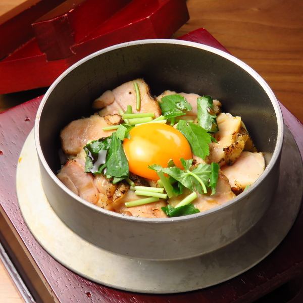 【出汁の風味がしっかりと浸み込んで、味わい深い逸品となります】釜めし