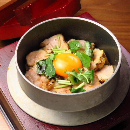 【出汁の風味がしっかりと浸み込んで、味わい深い逸品となります】釜めし