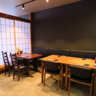 2名テーブル2つに4名テーブル2つございます。