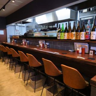 間隔を広めに取ったカウンター席です。