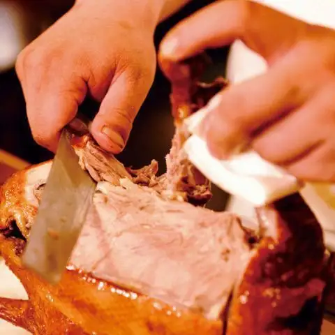 【本場仕込みの技】香ばしい一羽を目の前で切り分ける!残った肉まで楽しめる名物北京ダック