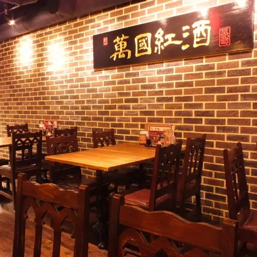 本場中国を彷彿とさせる装飾で雰囲気バツグン!ゆったりと配置されたテーブル席は広くご利用いただけますので、友人同士や会社の宴会にも是非ご利用ください。