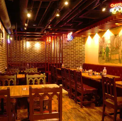 店内は本場中国の屋台をイメージした活気とにぎわいのある空間。会社宴会などの飲み会はもちろん、仲間との賑やかな食事から一人飲みまで、多様なシーンでご利用いただけます。中規模から大人数でのご宴会に使いやすい大きめのテーブル席をご用意し、8名様掛けが5卓、10名様掛けが1卓と、グループでの集まりに最適です。