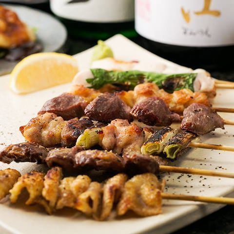 Kansai風格的烤雞肉串和雞肉菜餚