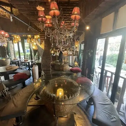 お洒落なインテリアで彩られた店内は非日常的な空間を演出します。丸テーブル席は少人数からご利用いただけますので、会社での集まりに、女子会や歓送迎会、友人とのパーティーなどに是非ご利用ください。特別なひとときを提供いたします。