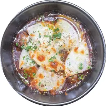 和牛すじ肉と大根の赤ワイン煮込みオーブンチーズ焼き