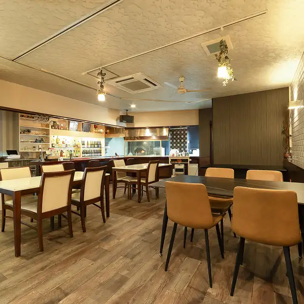 店内は広々とした空間で、宴会や団体利用にも対応可能。座席はゆったりと配置され、周囲を気にせず楽しめます。落ち着いた照明が演出する大人の雰囲気で、会社宴会や友人との集まりに最適。個室や広いテーブル席も備え、貸切相談も可能です。パーティーにもぴったりの環境が整い、特別な時間を過ごせます。