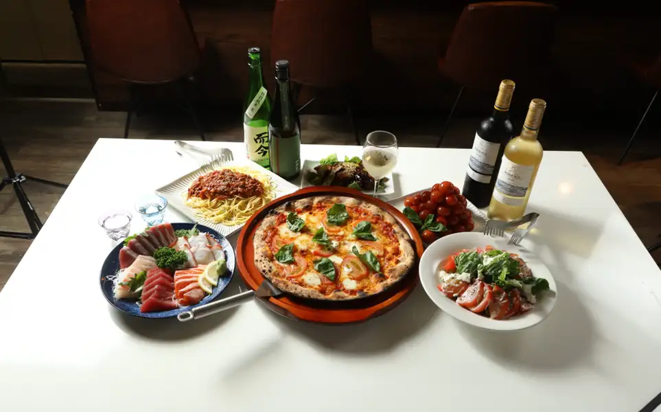 石窯で焼き上げる香ばしいピザを中心に、旬食材料理を楽しむコースご用意