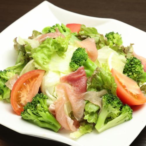 Caesar salad with prosciutto and broccoli