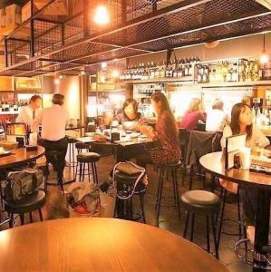 【テーブル席：4名様×13卓】友人とのお食事から団体宴会まで◎明るい雰囲気のお席。名様からご利用いただけるテーブル席を多数ご用意しております。少人数でのお食事はもちろん、最大50名様までご使用いただけます。お仕事帰りに気軽に立ち寄れるカジュアルな雰囲気も魅力です。