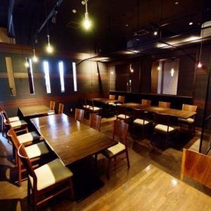 【テーブル席：2名様～28名様】デートや会社宴会まで幅広いシーンに！洗練されたお席。人数に合わせてレイアウト可能なテーブル席をご用意しています。モダンで落ち着いた雰囲気の空間は、デートや女子会、大切な方とのお食事にも最適です。洗練された空間で、思い出に残るひとときをお過ごしください。