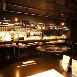 【テーブル席：50名様×1部屋】宴会におすすめ◎移動しやすいモダンなバルスペース。シックでモダンな雰囲気のバルスペースは、テーブルを繋げて最大50名様までご利用可能。自由に移動しやすいレイアウトなので、普段あまり話す機会のない方とも交流が深まります。開放的な空間で一体感を味わえるのが魅力です。