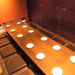 【掘りごたつ個室：12名様×5卓】お子様連れも安心のゆったり寛げる掘りごたつ個室。最大12名様までご利用いただける掘りごたつ個室は、ゆったりと足を伸ばしてくつろげる人気の空間です。広々とした空間は、お子様連れのご家族のお食事はもちろん、気のおけない友人との集まりや会社の部署飲み会などのご利用に最適です。