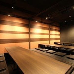 【掘りごたつ個室：48名様×1部屋】大規模宴会に最適！明るく開放的な空間で一体感を。足を伸ばしてくつろげるため、仕事終わりの飲み会でも疲れを感じさせません。明るく開放的な空間で、部署の垣根を越えた交流や旧友との思い出話に花を咲かせてみてはいかがでしょうか。