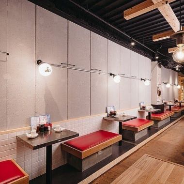 【雙人桌/5張雙人桌】非常適合下班後聚餐、邀請同事來小聚，或是情侶約會。我們熱鬧的餐廳裡有5張雙人桌，您還可以欣賞廚房的氛圍。這裡非常適合與朋友、同事或伴侶輕鬆小酌。熱鬧的氣氛會讓你們的談話更加輕鬆愉快！