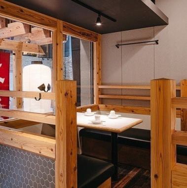 [閣樓座位/3張可容納2-4人的桌子] 在獨立的空間裡享受女孩們的夜晚聚會或白天小酌，您可以輕鬆用餐和交談。餐廳入口附近設有獨立的閣樓式用餐區，非常適合團體用餐。我們會依照用餐人數安排合適的餐桌。與坐在吧台邊相比，這個空間能讓你更放鬆，因此深受想要暢聊自己喜愛話題的女生歡迎！