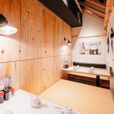 【半私人私人空間 / 2-4人 x 2桌】舒適私密的氛圍，是休閒聚會的理想選擇！明亮活潑的氛圍，溫暖的原木色調，以及柔和的燈光，營造出溫馨舒適的空間。走道旁的大幅暖簾，帶來舒適的私密感。這種座位安排非常適合小型團體，也適合各種場合。您可以使用兩張桌子，最多可容納 8 人！