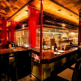 The dim lighting and calm Japanese-style interior make the counter seats perfect for dates and business meetings.