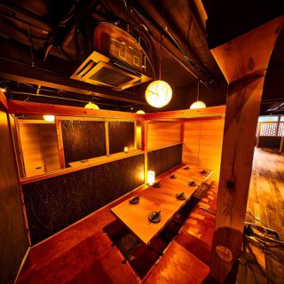 A private room with a sunken kotatsu table for banquets that can be reserved for groups of four or more.A relaxing Japanese-style dining space with a focus on interior design and relaxation.