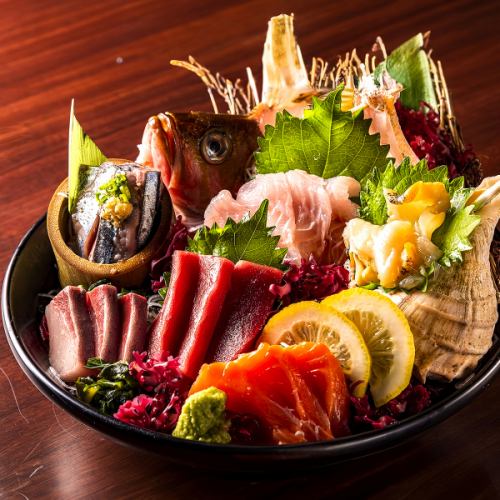 Our sashimi is delivered directly from the Hokuriku region, with a focus on delivering seafood in its freshest form.