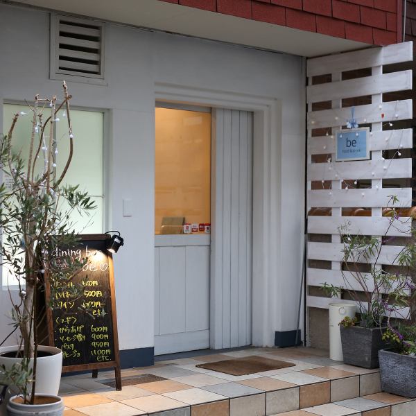 Our store is located a 1-minute walk from Hankyu Shojaku Station. With a white exterior and interior, you can enjoy a drink in a stylish and calm space.Our store has a nostalgic feel to it.Please come visit us◎