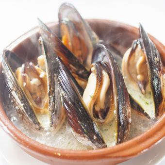 Domestic live mussels steamed in white wine