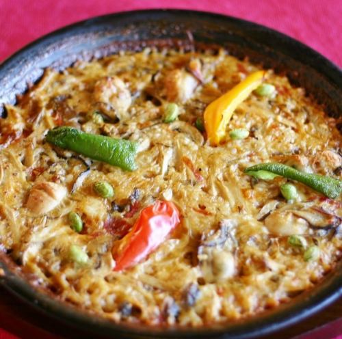 “广岛县宫岛市的牡蛎蘑菇海鲜饭”