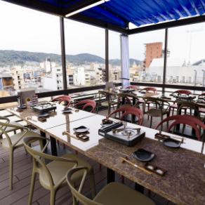 テラス席は最大20名様までご利用できます！焼肉龍で今年の夏はBBQをお楽しみください！京都/河原町/祇園/四条/三条/木屋町/焼肉/黒毛和牛/ユッケ/サンナッチ/ユッケタンタンイ/タン/ハラミ/個室/誕生日/半個室/神戸牛/テラス/BBQ/夜景