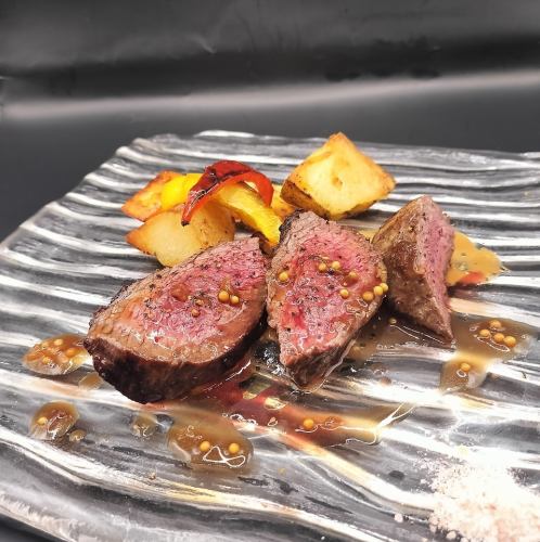 岩手県産牛イチボの炭火焼き　粒マスタードとフォン・ド・ヴォー