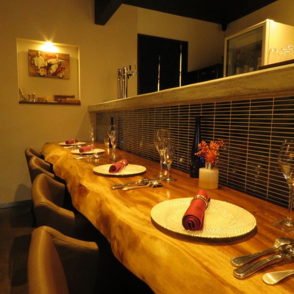 カウンター席でもゆっくりお寛ぎください。大人のデートを演出いたします◎