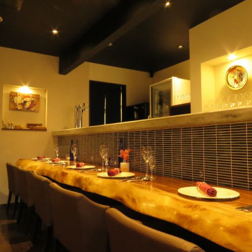 一枚板のカウンター席♪