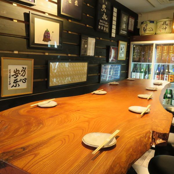 [Comfortable counter seats] We have prepared wide counter seats so that you can feel free to stop by.We offer carefully selected sake at reasonable prices so that you can have a drink after work or casually visit us while sightseeing.