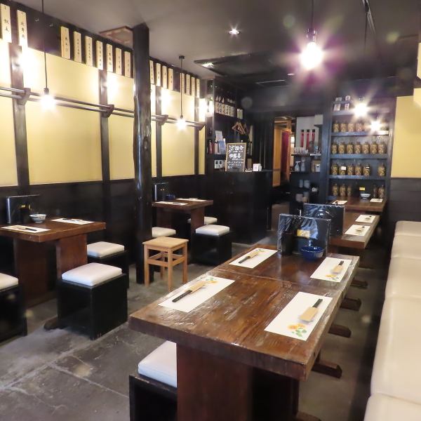 少人数から団体様まで対応できる、様々なタイプのお席をご用意しています。落ち着いた空間で、ゆったりと食事の時間を過ごせます。店内奥にはプライベート感のある個室席を完備しており、デートや接待にも最適。お一人様でも気軽に立ち寄れるカウンター席もあり、シーンに合わせてお選びいただけます。