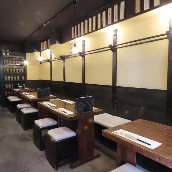 テーブル席は、2名様から人数に合わせてご利用いただけます。店内にはモダンジャズが流れ、しっとりと落ち着いた雰囲気の中で食事を楽しめます。友人や大切な方との食事、デートにもぴったりです◎その他、会社宴会や歓送迎会など、幅広いシーンでご利用いただけます。ぜひお気軽にご来店くださいね。