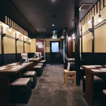 ゆったりと座れるテーブル席をご用意しました。店内には落ち着いたモダンジャズが流れ、心地よいBGMとともに食事をお楽しみいただけます。友人や大切な方とのお食事に最適な空間です。