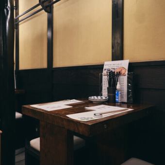 2名様から人数に合わせてご利用いただけるテーブル席は、様々なシーンで活躍します。ゆったりとしたソファでくつろぎながら、美味しい貝料理を心ゆくまでお楽しみください。