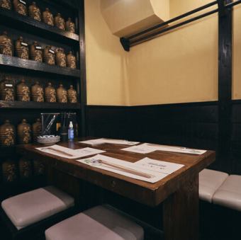 木目調の温かみのある空間に、落ち着いた雰囲気のテーブル席をご用意しております。親しい仲間やご友人との飲み会や、ゆっくりと語り合いたいデートにもぴったりのお席です。