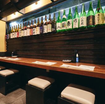 お一人様でも気軽に立ち寄れるカウンター席です。目の前で調理される様子を眺めながら、職人との会話も楽しめます。絶品の貝料理と美酒を、じっくりと味わいたい時におすすめ♪