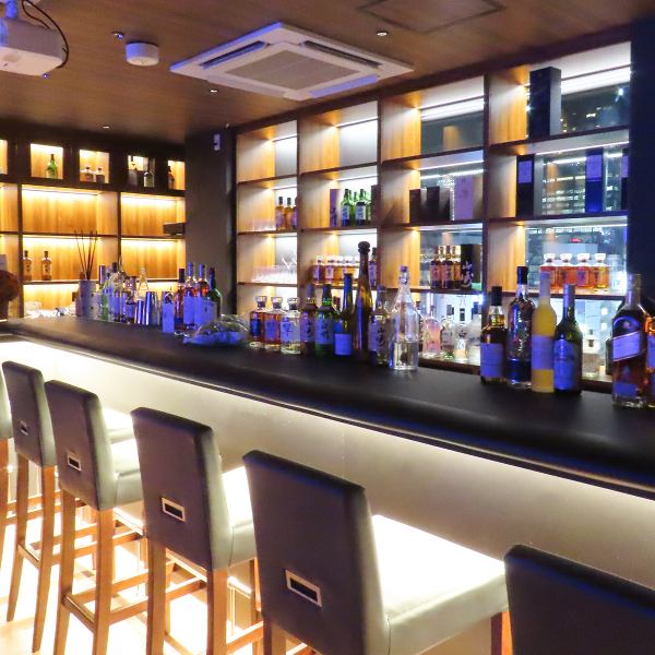 当店ではビルの8階からの美しい夜景を楽しめます。都市の灯りをバックに、特製カクテルや豊富なウイスキーを堪能する贅沢なひとときを演出。洗練された空間で、特別な瞬間をお楽しみください。デートや大切な人との時間に、夜景が織り成すロマンティックな雰囲気が、心に残るひとときを演出します。