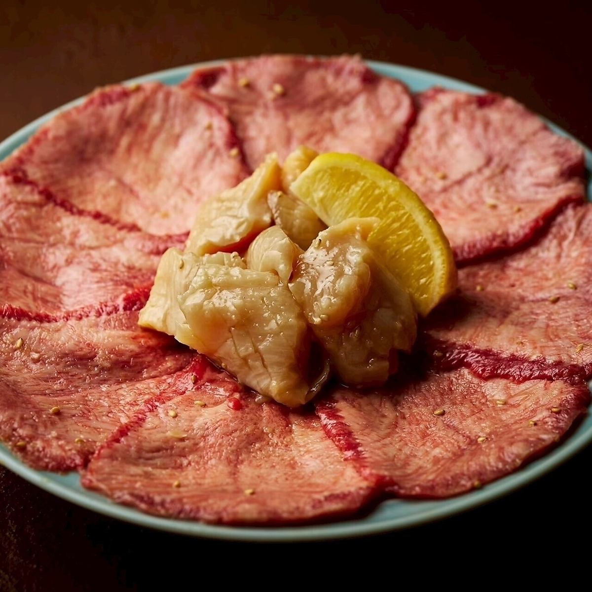 We also offer a slightly more luxurious course featuring carefully selected high-quality meat.