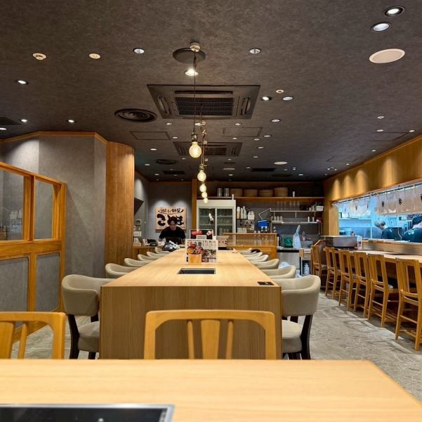 【好立地でアクセスも良い◎】JR大阪駅西口から徒歩約2分/東西線 北新地駅西改札口から徒歩約 4 分場所に位置する「焼肉こじま」。お席は32席あり、お家族連れや友人同士での食事にもぴったりの空間です。特別な宴会や大人数での集まりに◎