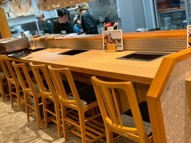 【特別な宴会も承ります】ゆったりとくつろげるテーブル・カウンター席をご用意、プライベートな時間を楽しみながら、高品質な焼肉を堪能できる。各種宴会も承っており、家族連れや会社の宴会、友人同士の集まりにも最適です。