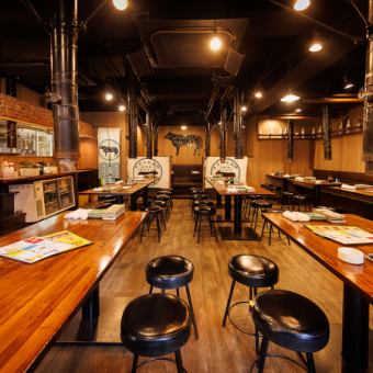 There are counter seats overlooking the kitchen.Have a drink after work♪ Enjoy ice-cold beer and piping hot grilled offal.