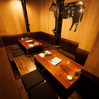 The semi-private room with sunken kotatsu table is extremely comfortable! There are two seats for four people side by side.This seating is recommended for small drinking parties of up to 7 people.